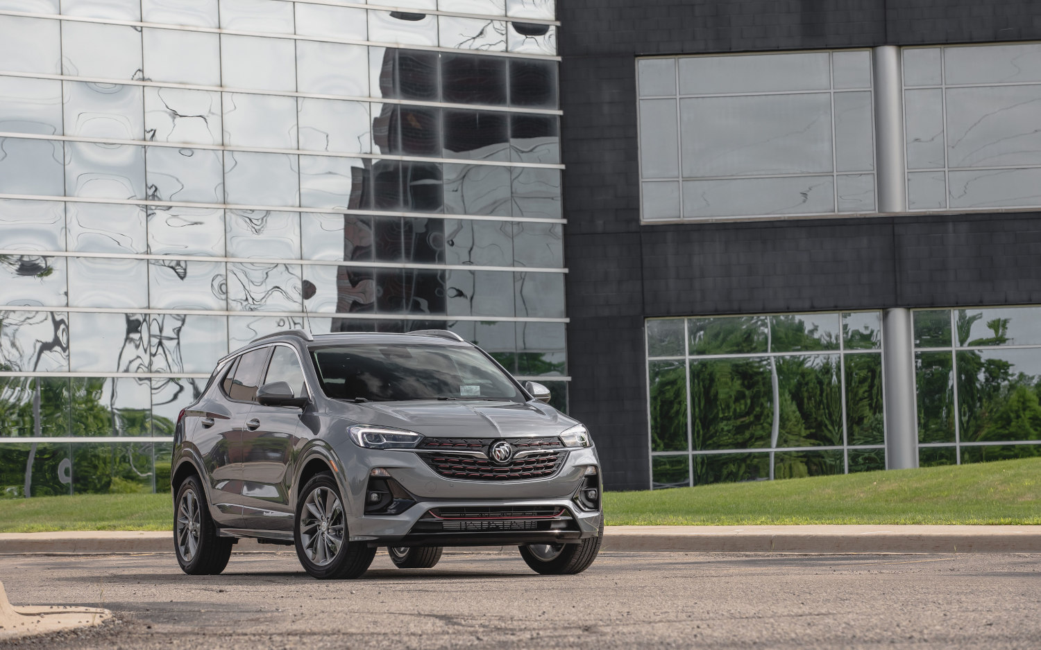 Comparison Buick Encore GX ST 2020 vs Buick Envision Essence 2020